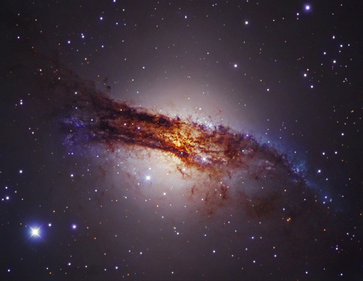 De nevel Centaurus A (NGC 5128) in het sterrenbeeld Centaur (Centaurus)
